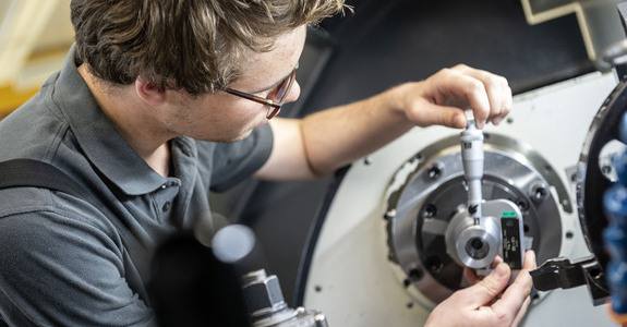 EROWA Lehrling für Porduktionsmechanik bei Arbeit