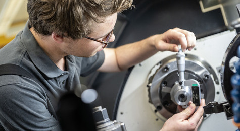 EROWA Lehrling für Porduktionsmechanik bei Arbeit