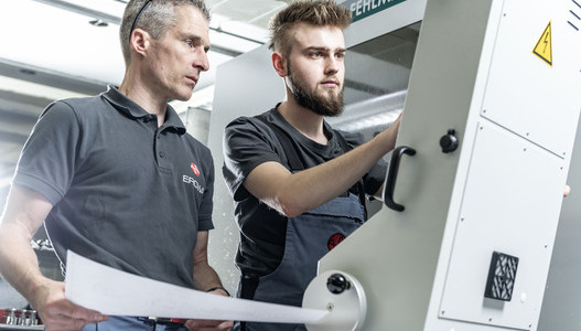 EROWA Lehrling Polymechanik und Ausbildner an Maschine