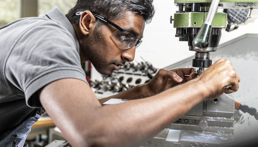 EROWA Lehrling Polymechanik bei Überprüfung Werkstück