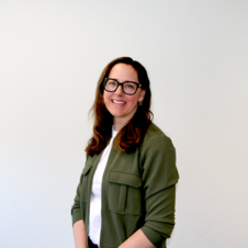 Porträt von Jacqueline Erni vor neutralem Hintergrund.