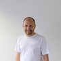 Porträt von Rolf Spengeler vor neutralem Hintergrund.