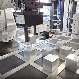EROWA Robot Six spannt und palettisiert Rohteile