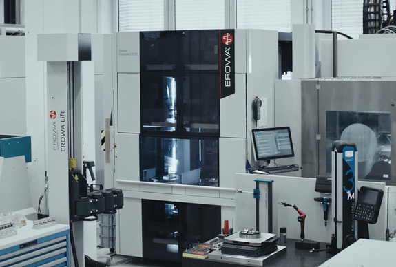 Der EROWA Robot Compact 150 ist in eine vollständige automatisierte Fertigungszelle integriert.