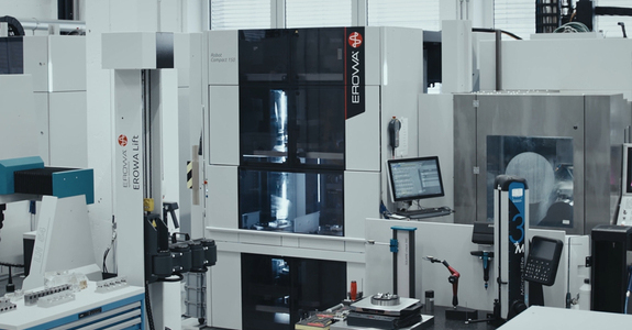 Der EROWA Robot Compact 150 ist in eine vollständige automatisierte Fertigungszelle integriert.
