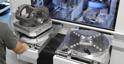 The EROWA Robot Compact 150 stands out with its ergonomic loading station