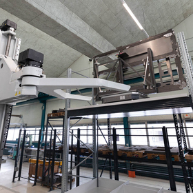EROWA Loadmaster beim Beladen von Magazin