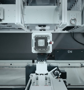 EROWA Robot Dynamic during loading process from a bird's eye view