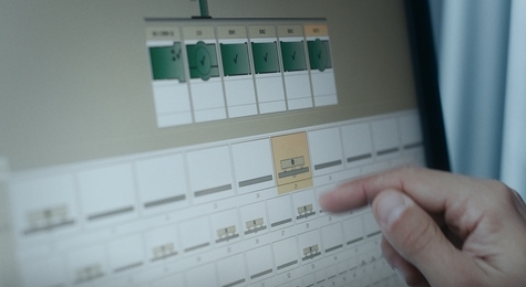 El operador trabaja con el sistema de control de procesos EROWA JMS con pantalla táctil.