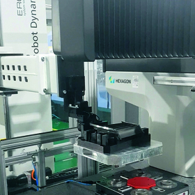 EROWA Robot Dynamic charge une machine de mesure pour la mesure en cours de fabrication