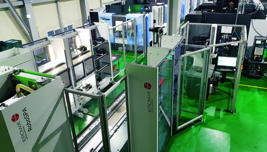 Vue d'ensemble de la cellule de production équipée d'un EROWA Robot Dynamic et de machines-outils