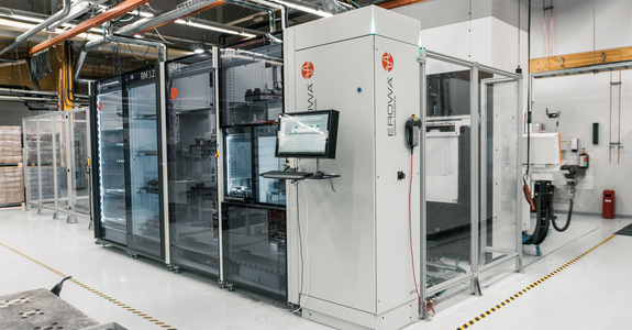フィンランドのMuottituoteに導入された自動化HSCセル。EROWA ERD 150リニアロボット、3台のHSCマシン、および統合パレットハンドリングシステムにより24時間365日の生産を実現。