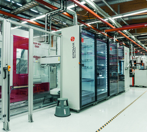 EROWA Rack Magazine der ERD 150 Automationszelle bei Muottituote mit mehreren Palettenplätzen für die automatische Bereitstellung von Werkstücken und Elektroden